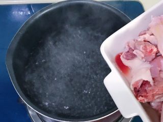 3、火腿炖老鸭,锅里焯一下水，洗净白色浮沫