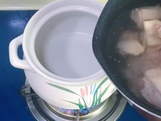 4、火腿炖老鸭,把焯好水的老鸭倒入砂锅