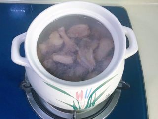 5、火腿炖老鸭,加入足够量的水