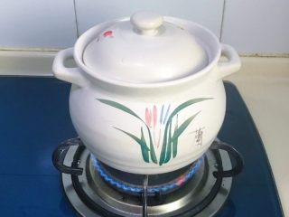 6、火腿炖老鸭,加盖大火煮开后转中火继续炖