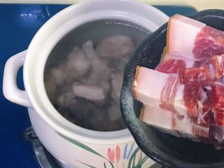 7、火腿炖老鸭,炖煮二十分钟后加入火腿继续炖煮三十分钟左右