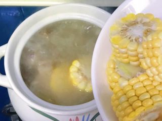 11、火腿炖老鸭,把玉米加入砂锅中，玉米很容易熟，煮开就可以了