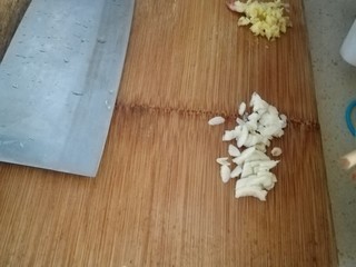 4、梅干菜四季豆,去皮切末