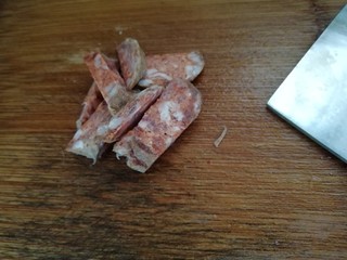 5、梅干菜四季豆,香肠切片
