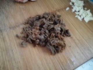 6、梅干菜四季豆,梅干菜切碎