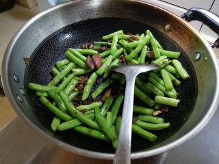 12、梅干菜四季豆,放香肠，放盐，清炒