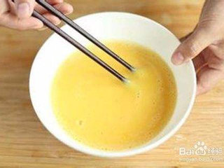 2、日式春雨沙拉,鸡蛋加少许盐混合均匀