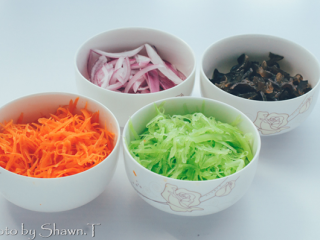 5、日式春雨沙拉,将胡萝卜、莴笋刨丝,午餐肉切长条