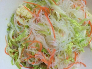 8、日式春雨沙拉,木耳、粉丝、莴笋丝、胡萝卜丝和莴笋丝分别烫15秒,一起捞出后用冷水冲凉备用