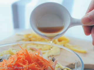 9、日式春雨沙拉,再加入焯好的食材,加入香油,搅拌均匀