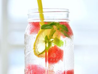 8、果蔬养颜水,西瓜和柠檬含维生素B6，可以改善口腔溃疡。薄荷的香气可以促进消化，预防口臭，放松身心。