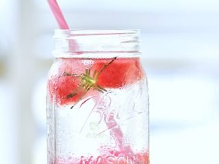 10、果蔬养颜水,西瓜的瓜氨酸可以扩张血管，缓和运后的肌肉酸痛，并且可以改善头痛。葡萄富含多酚及花青素，可以提高免疫力，赶走疲劳。