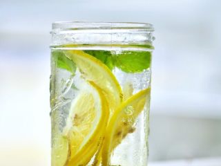 24、果蔬养颜水,柠檬和薄荷的钾可以帮助身体代谢，排出多余的水分，使身体恢复清爽。两种香气可以缓和生理期间的情绪不稳。（放置常温喝）