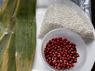 1、红豆粽子,准备好所需材料