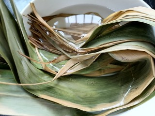 4、红豆粽子,将粽子叶泡水，这个粽叶提前焯过水了