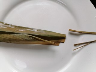 5、红豆粽子,将粽叶尖头部剪掉