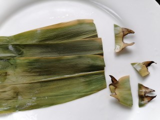 6、红豆粽子,将粽叶顶端剪齐