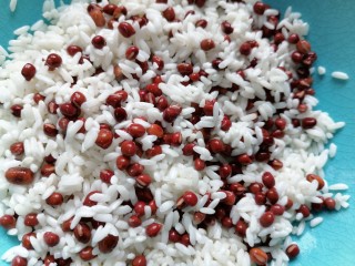 7、红豆粽子,将糯米沥干水分和红豆一起拌匀