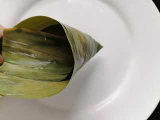 8、红豆粽子,像这样将三片粽叶弄成个漏斗状
