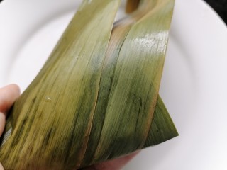 10、红豆粽子,像这样封口然后再将粽叶绕过去