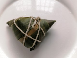 11、红豆粽子,包成这样然后用粽绳将粽子捆起来