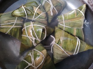 13、红豆粽子,将粽子放入锅内煮