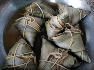 14、红豆粽子,期间水干要加几次水，煮大约两个小时即可关火