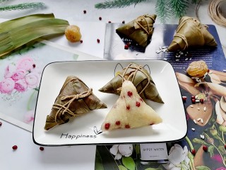 16、红豆粽子,拍上成品图，美味的红豆粽就完成了。吃的时候配上白糖口感更加。