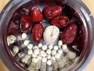 3、红枣银耳莲子汤,准备好红枣、莲子、百合。