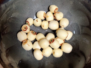 5、红枣银耳莲子汤,莲子洗尽待用。