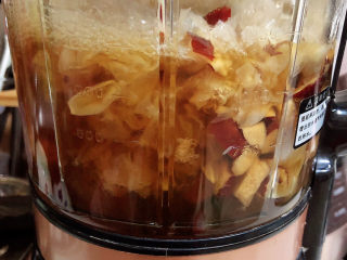 10、红枣银耳莲子汤,破壁机选择营养糊按键,开始制作。