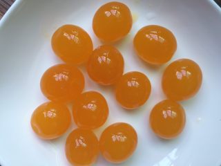 1、广式蛋黄月饼,我买的是整颗鸭蛋，所以要自己磕蛋黄。