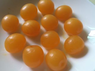 2、广式蛋黄月饼,放烤箱210度6分钟烤半熟