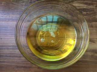 3、广式蛋黄月饼,备饼皮材料，花生油