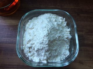 4、广式蛋黄月饼,中粉