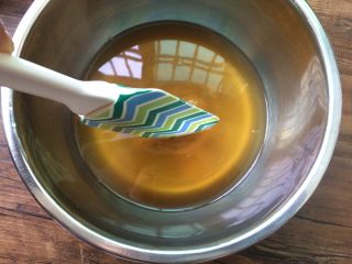 7、广式蛋黄月饼,混合均匀