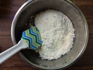 8、广式蛋黄月饼,倒入中粉