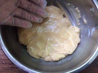 9、广式蛋黄月饼,带上手套揉面