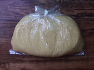 11、广式蛋黄月饼,装袋子里醒发2个钟以上4个钟以内