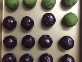 12、广式蛋黄月饼,准备馅料，称豆沙+蛋黄=53克，豆沙包蛋黄，备用。