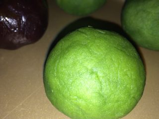 13、广式蛋黄月饼,两种馅，抹茶绿豆沙和红豆沙。