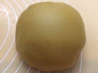 14、广式蛋黄月饼,饼皮醒好，再揉一下。