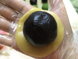 17、广式蛋黄月饼,包入馅料