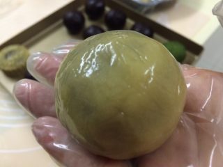 18、广式蛋黄月饼,滚圆