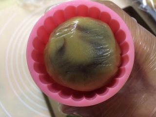19、广式蛋黄月饼,放入模具中
