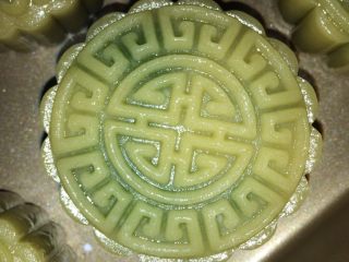 20、广式蛋黄月饼,轻轻按压模具稍停一会推出月饼，美美的花纹。