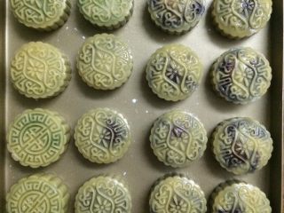 21、广式蛋黄月饼,全部弄好了，皮太薄，馅都透出来了。