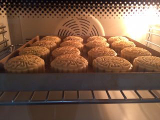 22、广式蛋黄月饼,提前预热烤箱，上下层210度，中层定型烤6分钟。