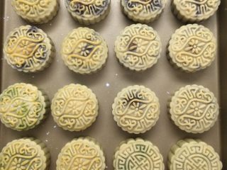 23、广式蛋黄月饼,定型好，取出来，烤箱继续烤，保持温度。