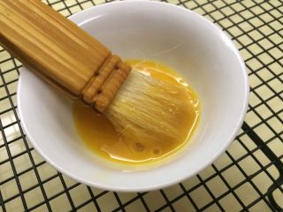 24、广式蛋黄月饼,蛋黄加点点水勾兑一下搅匀